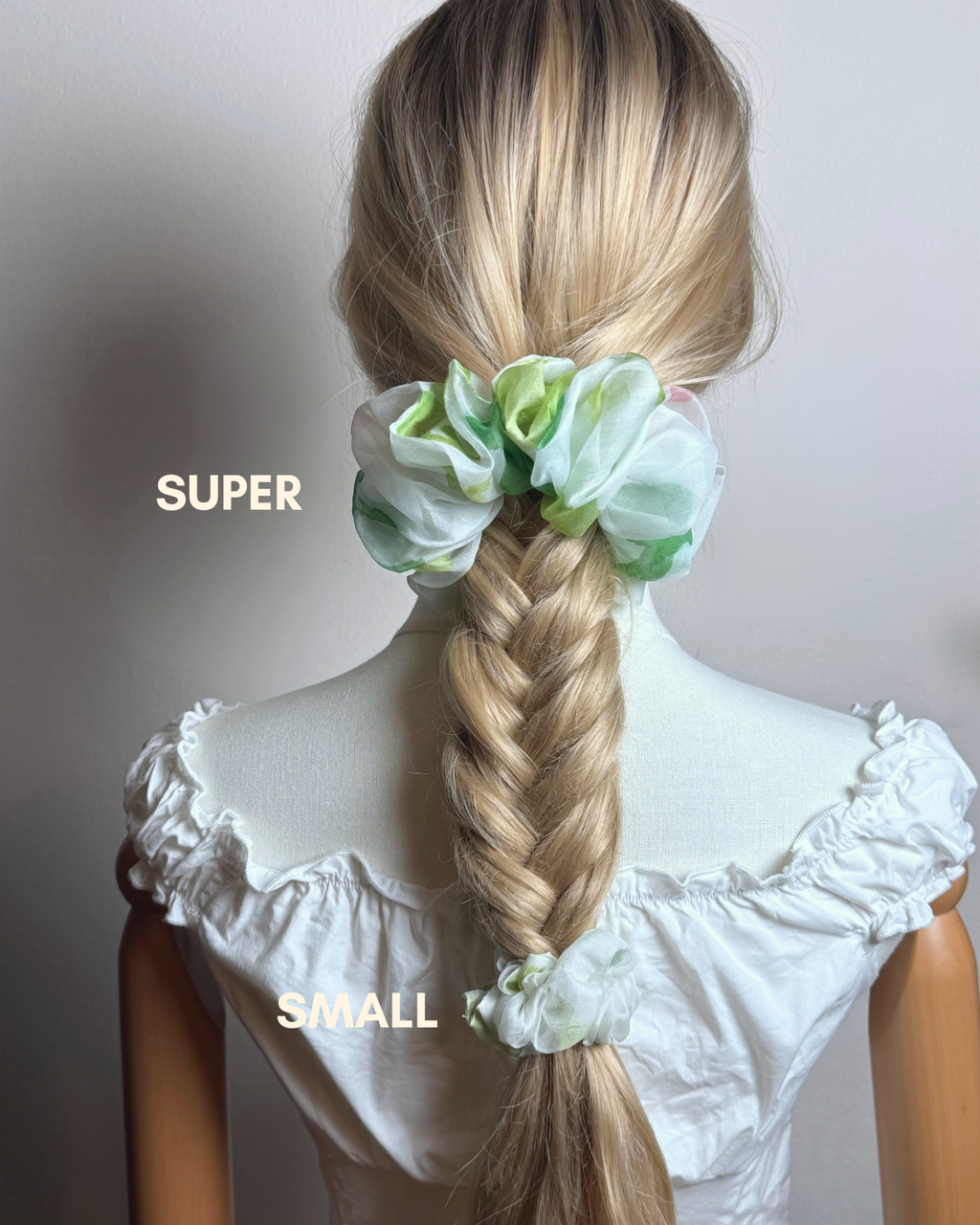 Flora — Scrunchie floreale verde e bianco