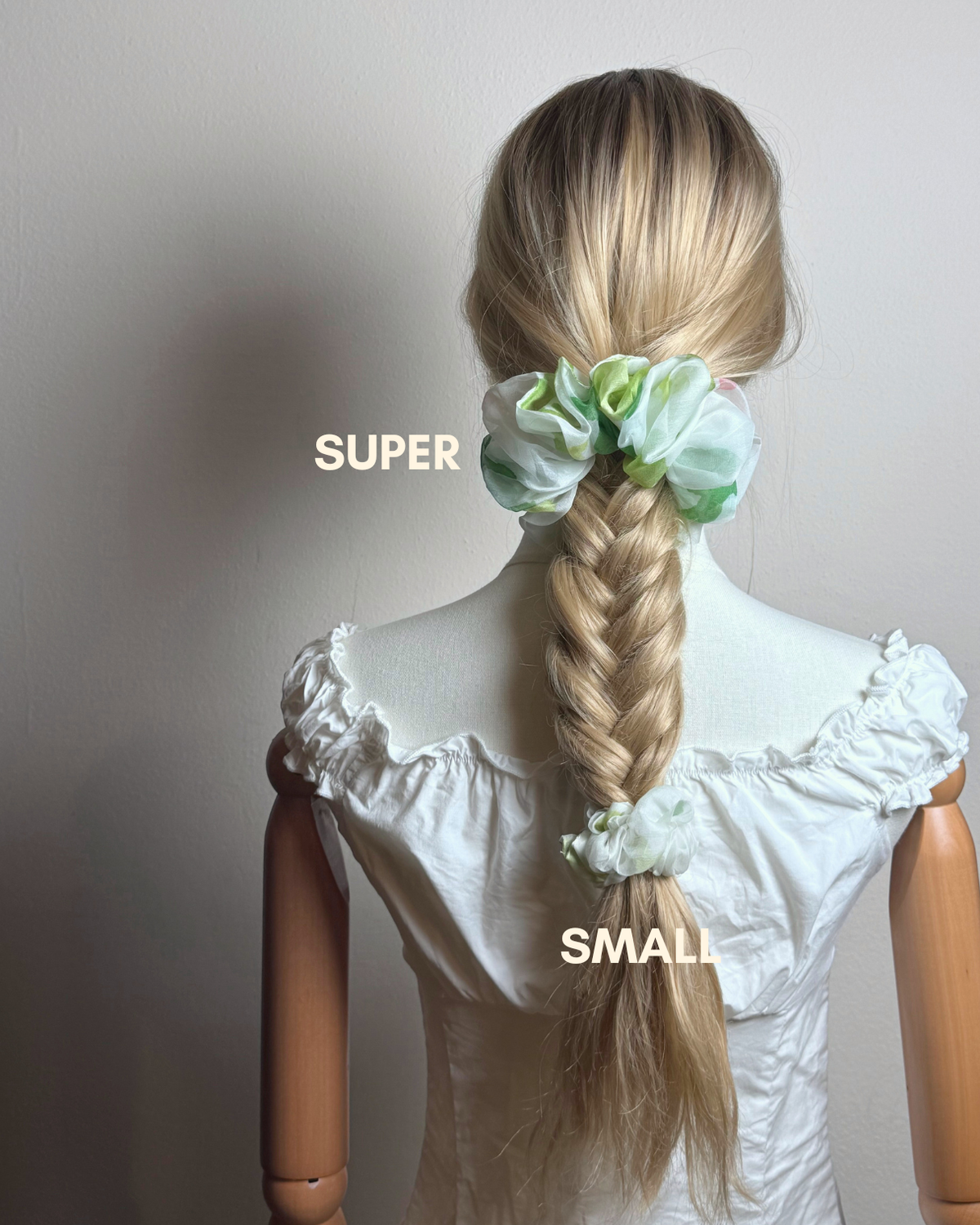 Flora — Scrunchie floreale verde e bianco